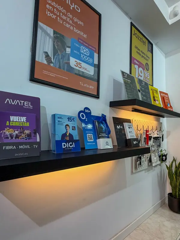 Expositor con tarifas de varias compañías en la tienda de Arganda del Rey
