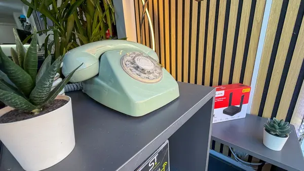 Rincón de la tienda de Surestelecom en Arganda del Rey con un teléfono clásico