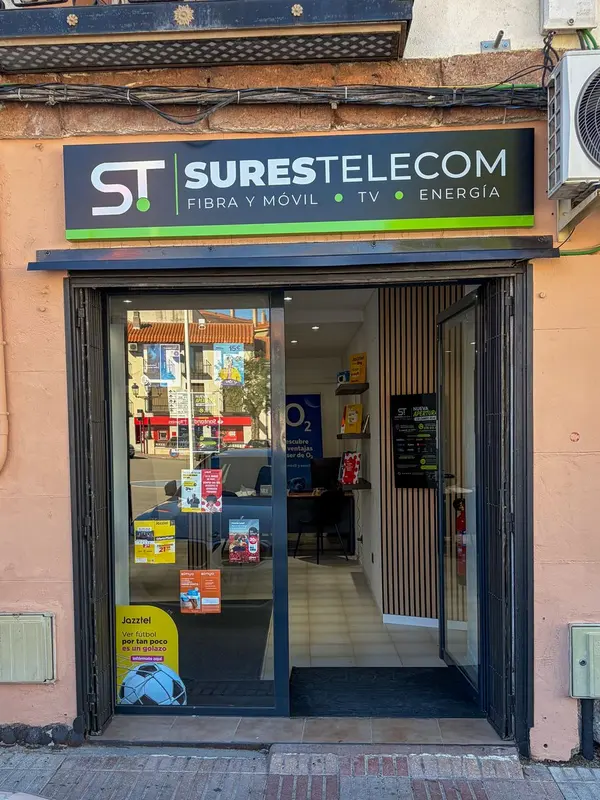 Fachada de la tienda de Surestelecom en la Plaza Mayor de Campo Real