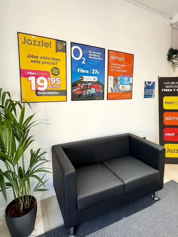 Zona de espera con sofá en la tienda de Surestelecom de Campo Real